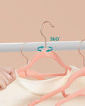 SONGMICS Set de 30 de umerase pentru haine, anti-alunecare cu catifea, bara de cravata si carlig pivotant, 43,5 cm, roz