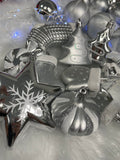 Set globuri si decoratiuni de Craciun, 77 piese, diverse dimensiuni, argintiu