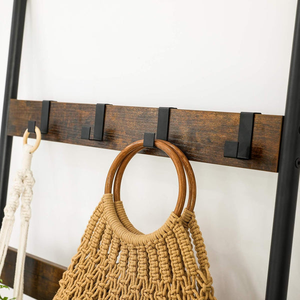 VASAGLE Cuier baie tip scara inclinata, cadru din otel cu 5 nivele, agatatori detasabile, 65x178cm, maro rustic si negru