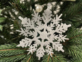 Decoratiune brad fulg de zapada, 13cm, alb cu sclipici